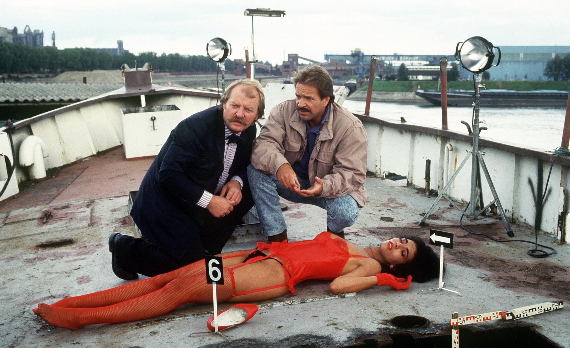 Legendär ist George wegen seiner Rolle als ruppiger "Tatort"-Kommissar Horst Schimanski (Foto). In 27 der TV-Krimis ermittelte er zusammen mit dem 1994 verstorbenen Eberhard Feik alias "Thanner". 1997 widmete das Erste "Schimanski" unter gleichlautendem Titel eine eigene Reihe.