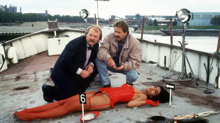 Legendär ist George wegen seiner Rolle als ruppiger "Tatort"-Kommissar Horst Schimanski (Foto). In 27 der TV-Krimis ermittelte er zusammen mit dem 1994 verstorbenen Eberhard Feik alias "Thanner". 1997 widmete das Erste "Schimanski" unter gleichlautendem Titel eine eigene Reihe.