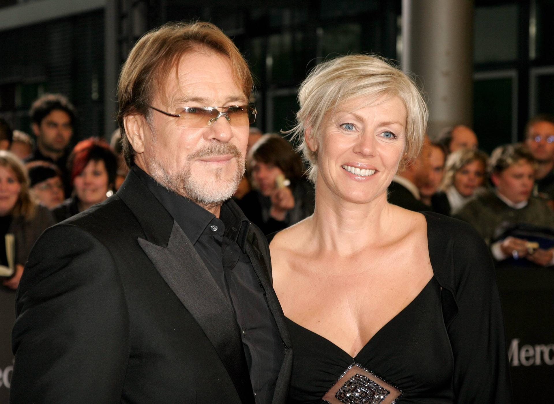 Dieses Foto zeigt George mit seiner Frau, der Journalistin Marika Ullrich, die er 2014 heiratete, jedoch schon seit 1997 zusammenlebte.
