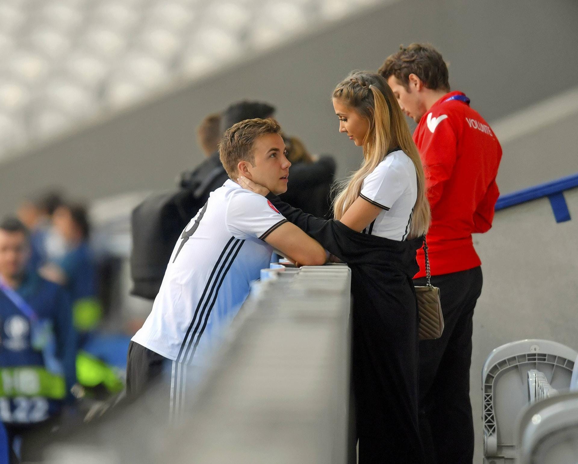 Beim Achtelfinale der EM saß Mario Götze nur auf der Bank - nach dem Spiel tröstet Freundin Ann-Kathrin Brömmel.