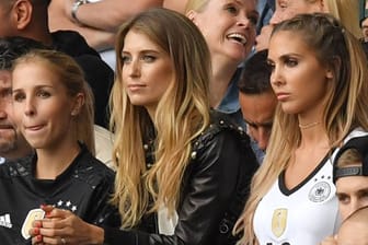 Nina, die Freundin von Manuel Neuer, Cathy Hummels und Ann-Kathrin Brömmel, die Freundin von Mario Götze verfolgen das Achtelfinalspiel.