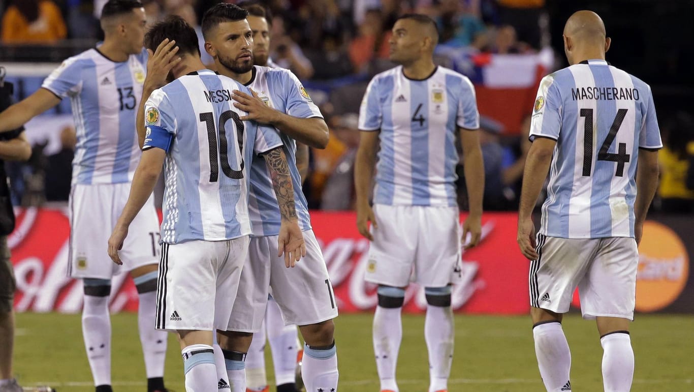 Lionel Messi (10) wird nach dem verlorenen Finale von Sergio Aguero getröstet. Die beiden Superstars und auch Javier Mascherano (re.) werden nicht mehr für Argentinien auflaufen.
