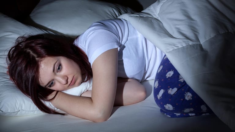 ADHS kann schlaflos machen, und umgekehrt können Schlafstörungen ADHS-Symptome verursachen oder verstärken.