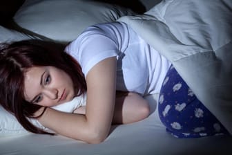 ADHS kann schlaflos machen, und umgekehrt können Schlafstörungen ADHS-Symptome verursachen oder verstärken.
