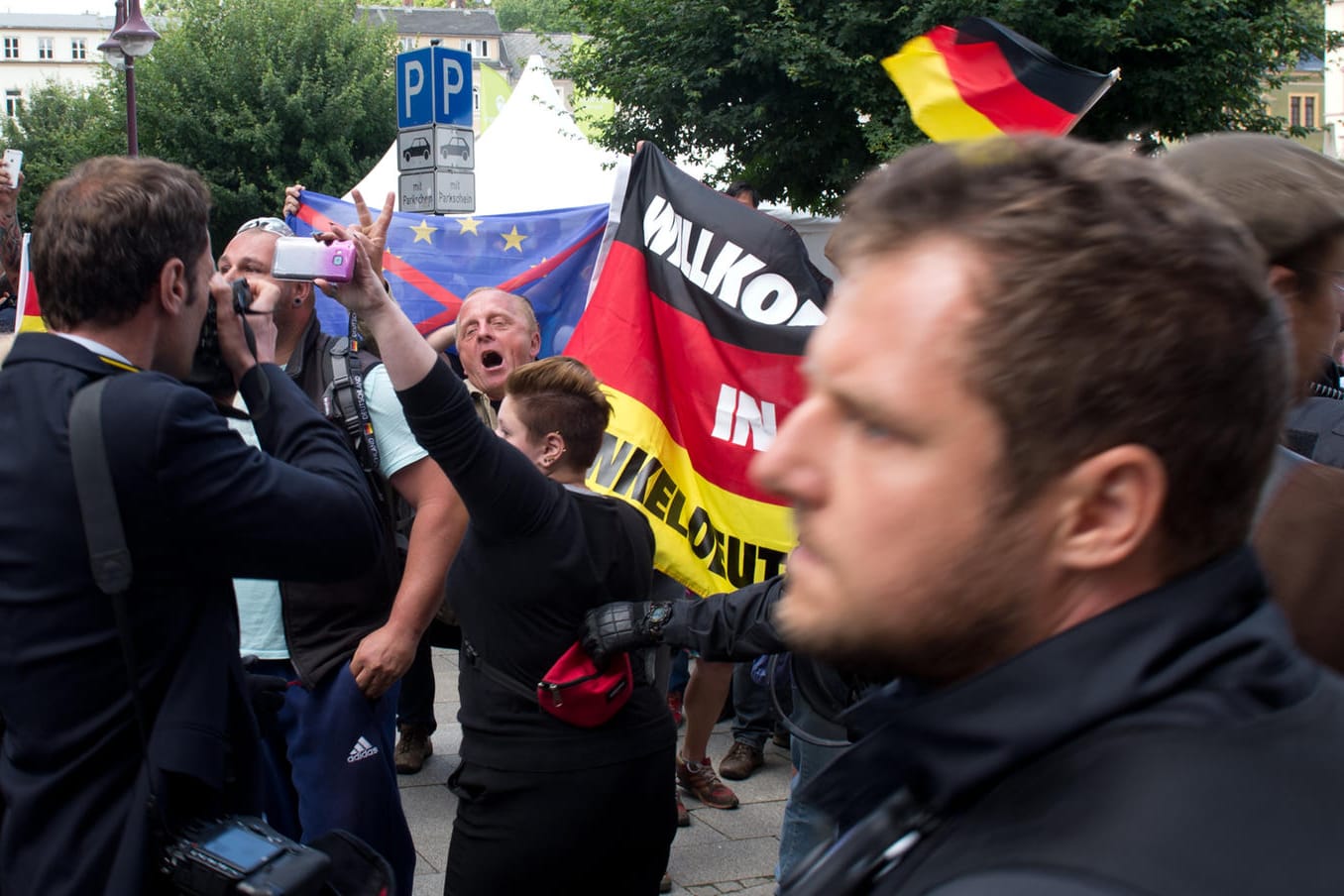 Bundespräsident Joachim Gauck war im sächsischen Sebnitz am Wochenende von mehreren Demonstranten unfreundlich empfangen worden.