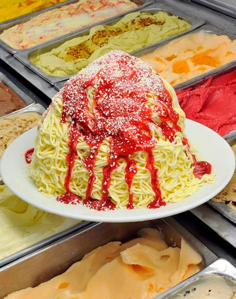 Seit 1969 kreiert die Familie Fontanella das oft nachgeahmte Spaghetti Eis. Die Tomatensauce besteht aus pürierten Erdbeeren.