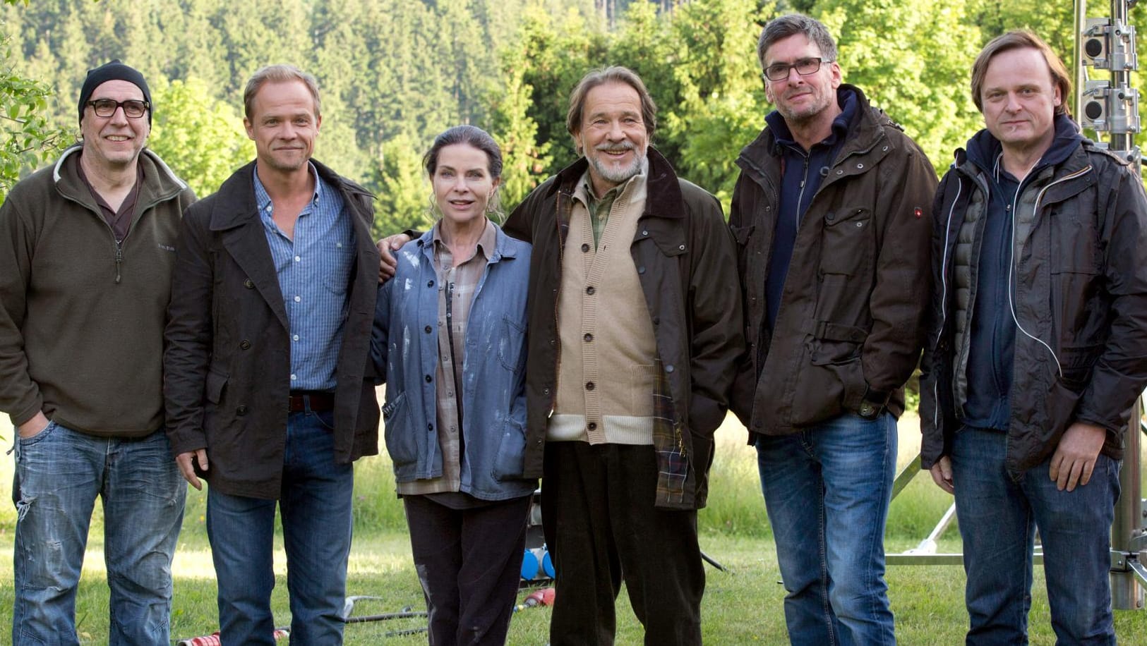 Kameramann Anton Klima, die Schauspieler Matthias Koeberlin, Gudrun Landgrebe und Götz George, Regisseur Johannes Grieser und Produzent Michael Gebhart (v.l.n.r.) bei den Dreharbeiten zum ARD-Film "Böse Wetter".