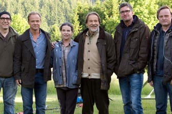 Kameramann Anton Klima, die Schauspieler Matthias Koeberlin, Gudrun Landgrebe und Götz George, Regisseur Johannes Grieser und Produzent Michael Gebhart (v.l.n.r.) bei den Dreharbeiten zum ARD-Film "Böse Wetter".