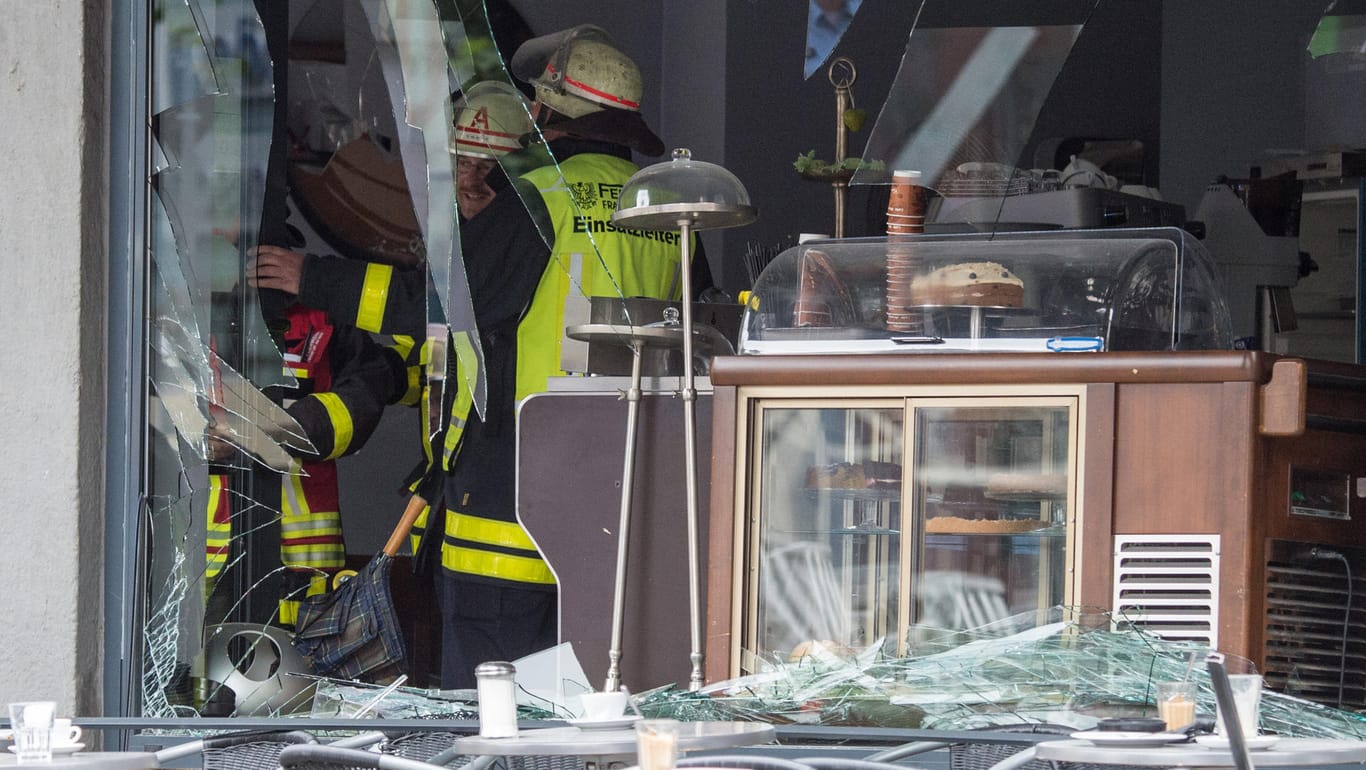 Bei der Explosion in einem Frankfurter Café wurde die Fensterfront zerstört - es gibt Verletzte.