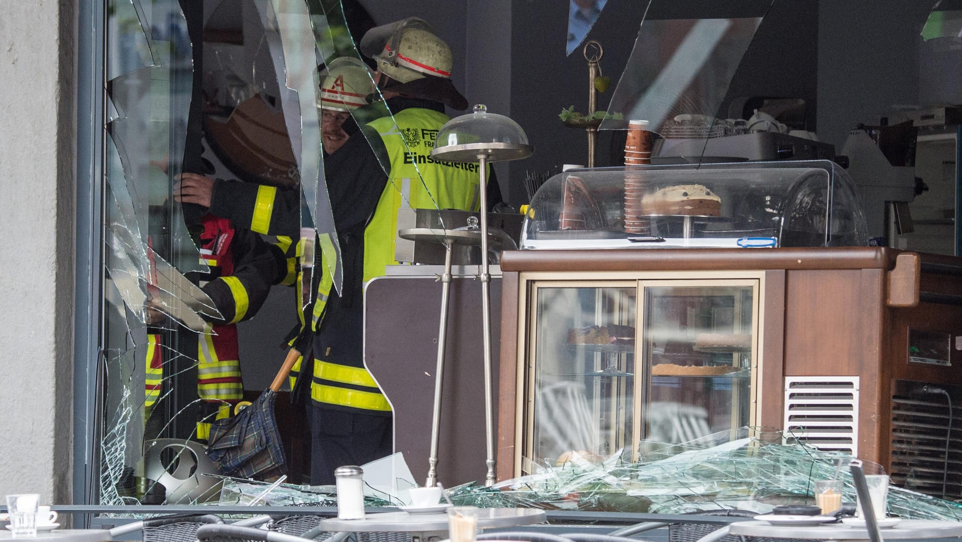 Bei der Explosion in einem Frankfurter Café wurde die Fensterfront zerstört - es gibt Verletzte. Bei der Explosion in einem Frankfurter Café wurde die Fensterfront zerstört - es gibt Verletzte.