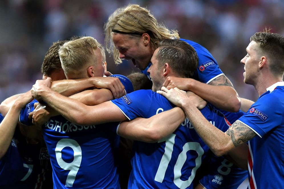 Unbändiger Jubel: Außenseiter Island freut sich über den überraschenden Viertelfinal-Einzug bei der EM.