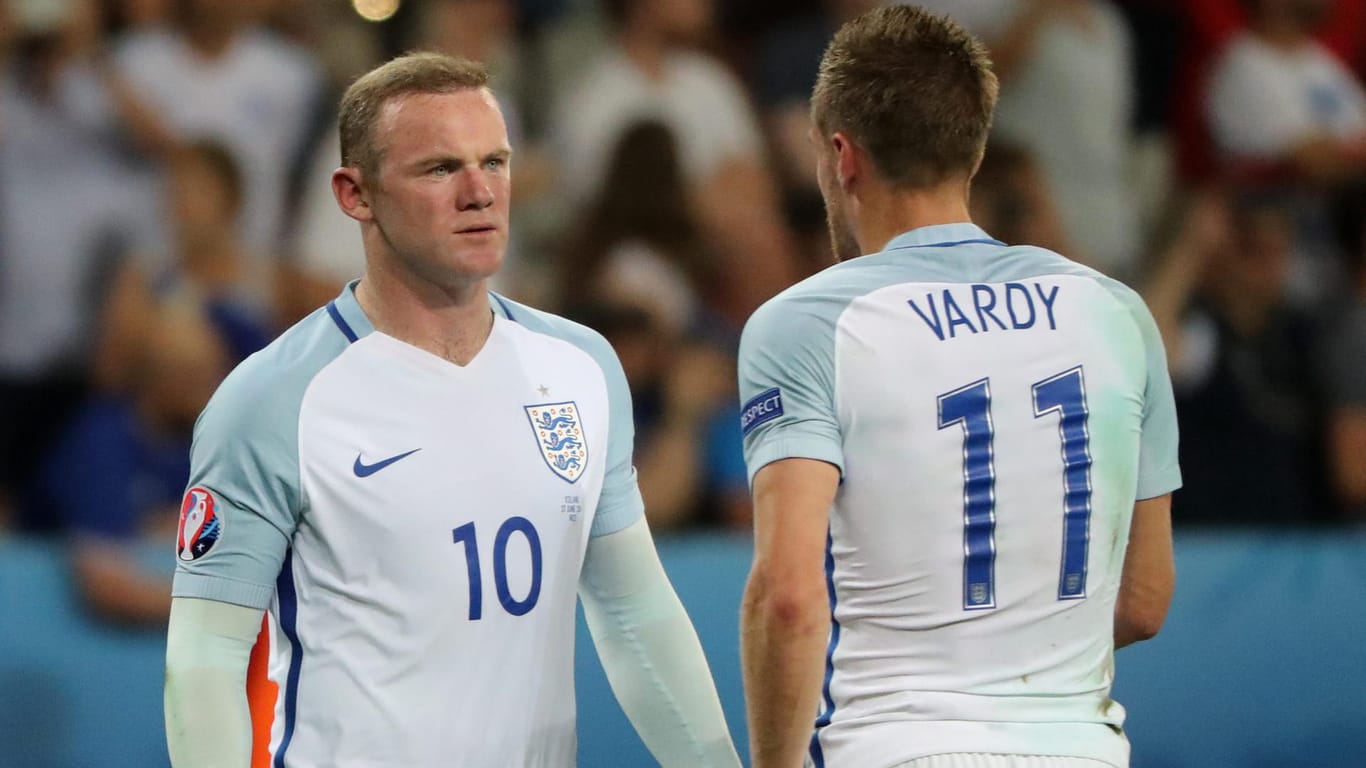 Wayne Rooney (li.) und Jamie Vardy ist die Enttäuschung über das Ausscheiden anzusehen.