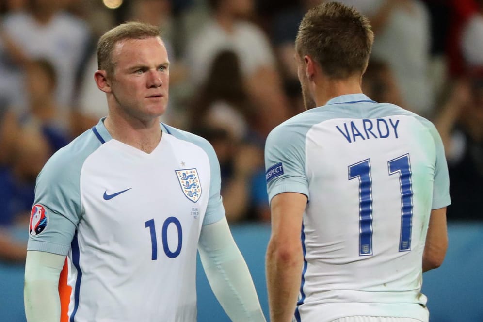Wayne Rooney (li.) und Jamie Vardy ist die Enttäuschung über das Ausscheiden anzusehen.