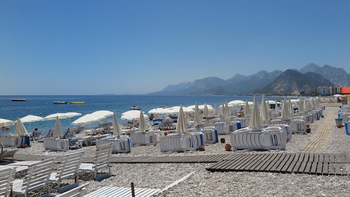 Am Strand Konyaalti an der Türkischen Riviera sind zur Zeit viele Liegen leer.