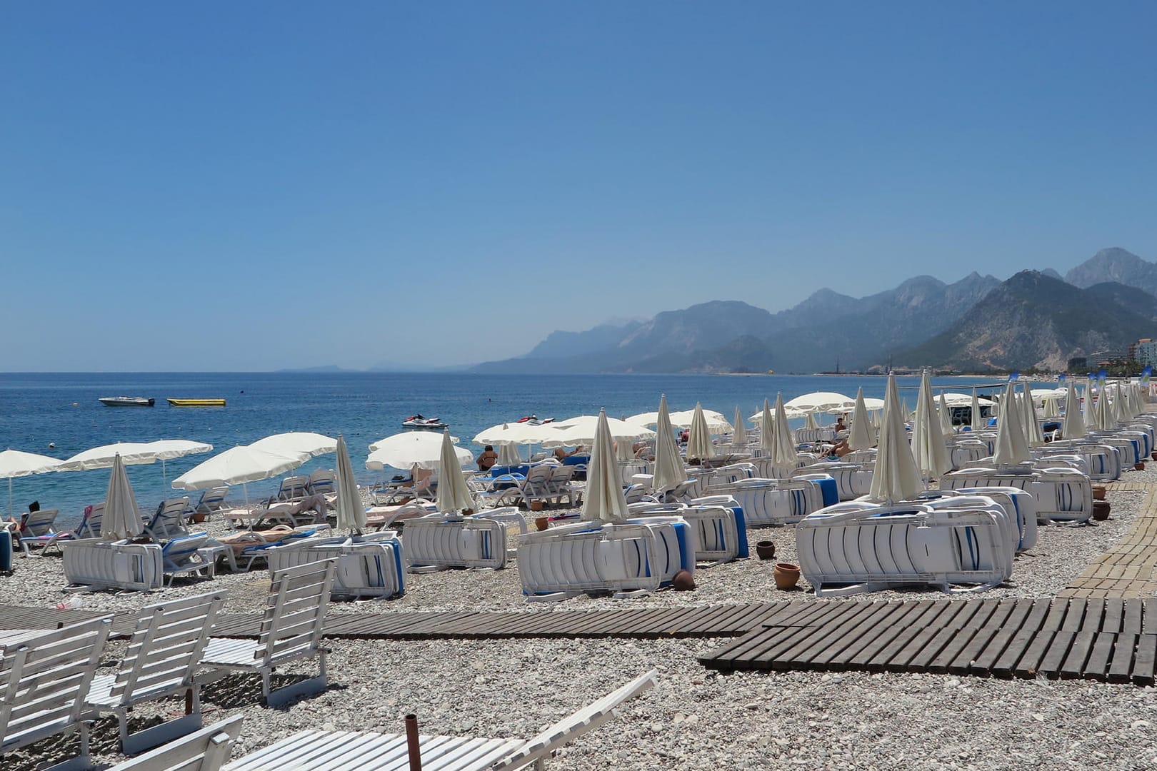 Am Strand Konyaalti an der Türkischen Riviera sind zur Zeit viele Liegen leer.