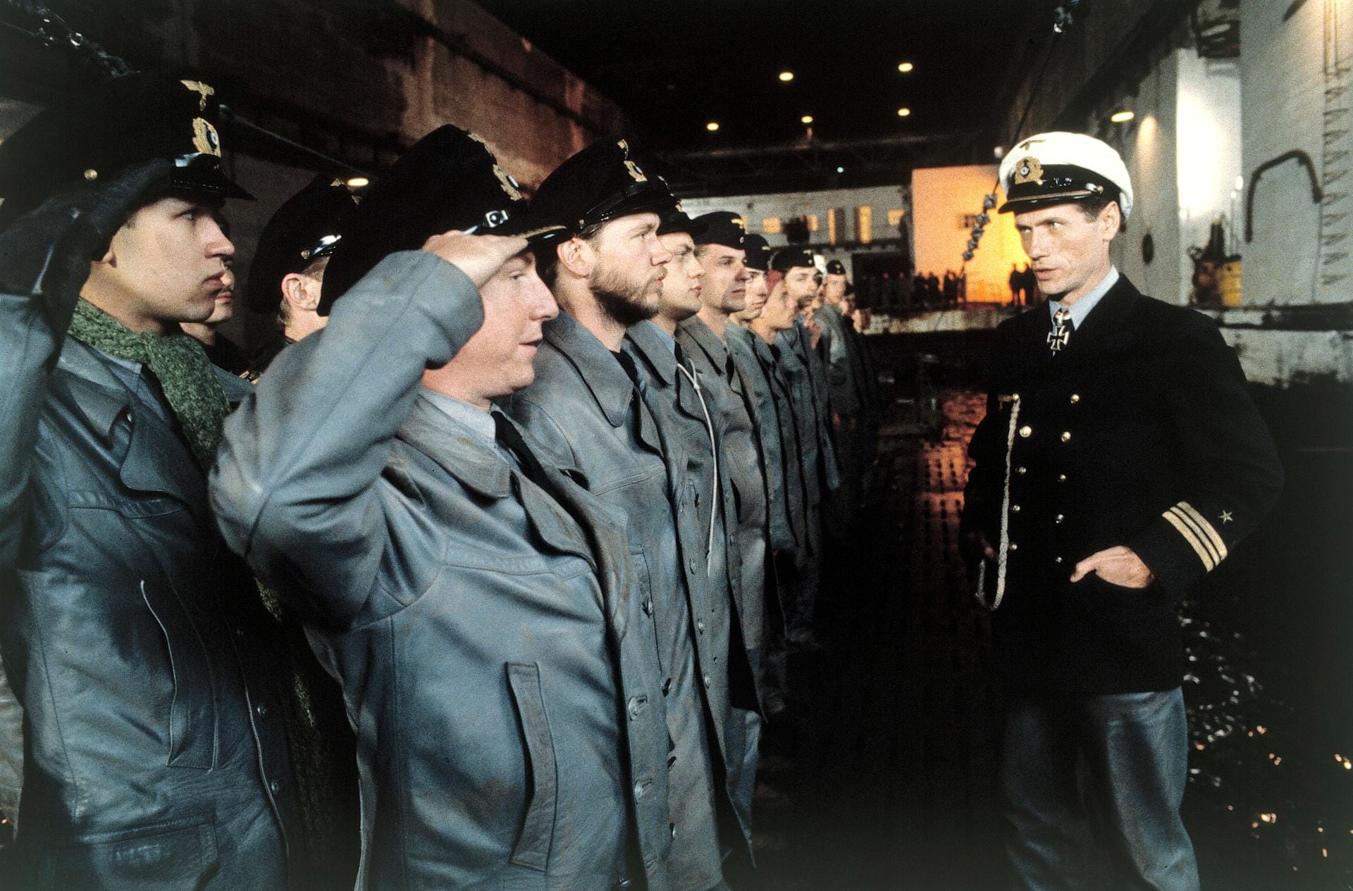 Ganz links am Bildrand salutiert mit grünem Schal der junge Fähnrich Ullmann seinem Kapitänleutnant. Dargestellt wird er von dem damals erst 20-jährigen Martin May.
