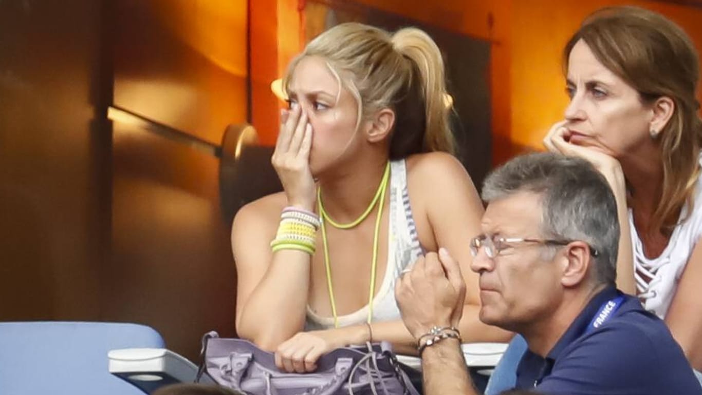 Shakira schlägt während des EM-Achtelfinals Spanien gegen Italien entsetzt die Hand vor das Gesicht.