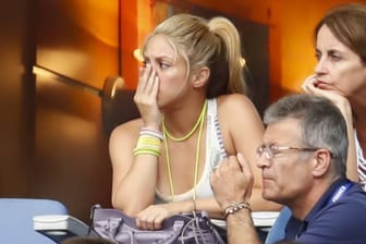 Shakira schlägt während des EM-Achtelfinals Spanien gegen Italien entsetzt die Hand vor das Gesicht.
