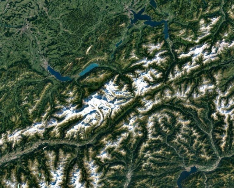 Eine neue Landsat 8-Aufnahme der Alpen in Google Earth (Quelle: Google).