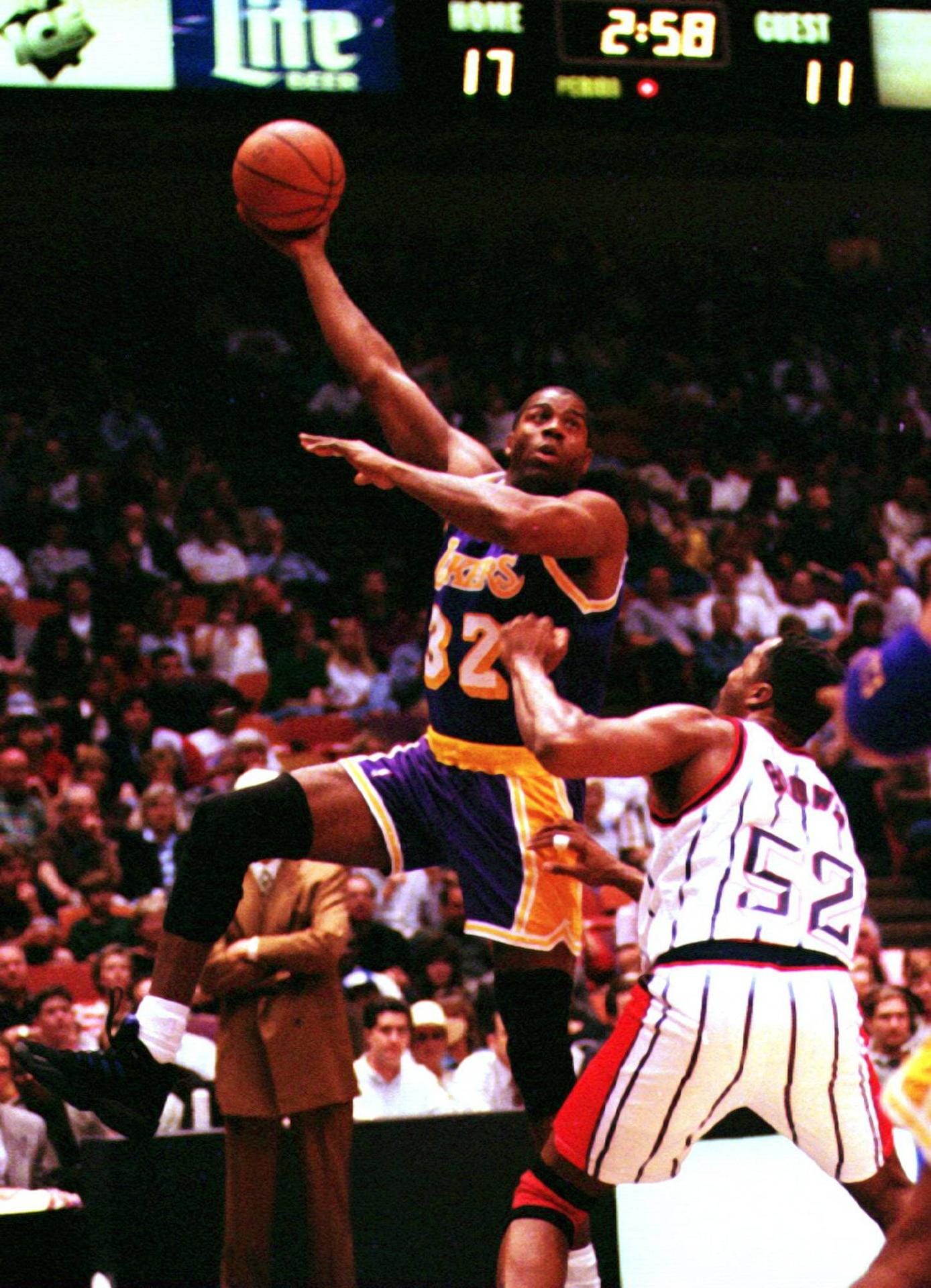 Earvin "Magic" Johnson (1979 - 1991, 1996) dominierte mit dem "Showtime Express" der Lakers in den 1980ern die NBA. Johnson konnte alle Positionen spielen, war aber besonders als Assist-Geber magisch. Seine Rivalität mit dem Boston-Celtics-Spieler Larry Bird begeisterte. "Magic" musste seine Karriere frühzeitig beenden, weil er an HIV erkrankte. Seine wichtigsten Erfolge: fünfmal NBA-Champion, dreimal MVP, Gold mit dem Dreamteam bei den Olympischen Spielen 1992.