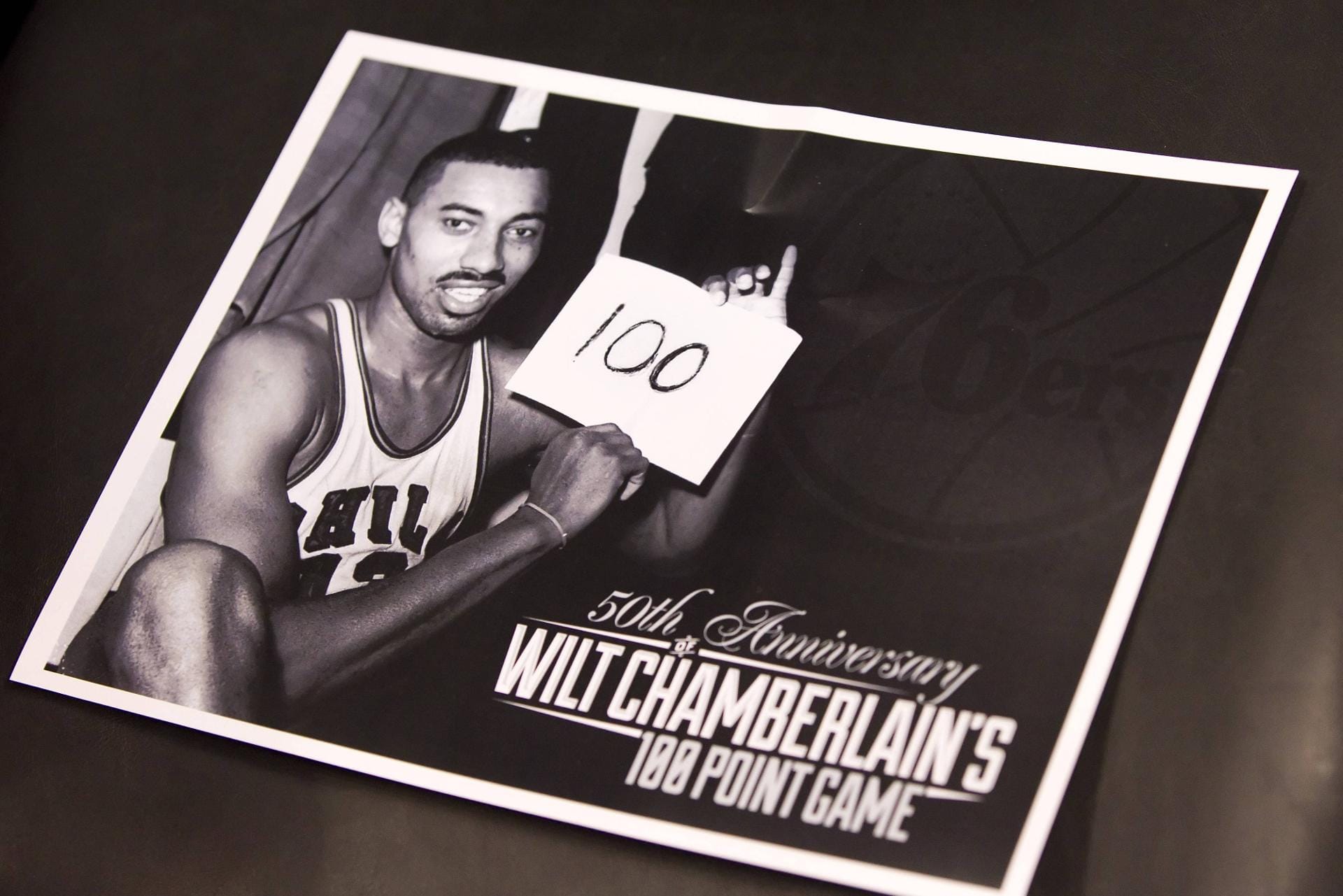 Wilt "the Stilt" Chamberlain ist der Shaquille O'Neal der Vergangenheit. Von 1959 bis '73 trieb der Center sein Unwesen in der NBA. Zweimal errang Chamberlain den Titel, 1967 mit den Philadelphia 76ers und 1972 mit den L.A. Lakers. Er ist ein Mann der Rekorde. Legendär ist sein 100-Punkte-Spiel 1962 gegen die New York Knicks. Aber auch 55 Rebounds in einer Partie sind einzigartig. Sein Punkteschnitt in der Saison 61/62 betrug stattliche 51,2. Chamberlain verstarb 1999 im Alter von 63 Jahren.