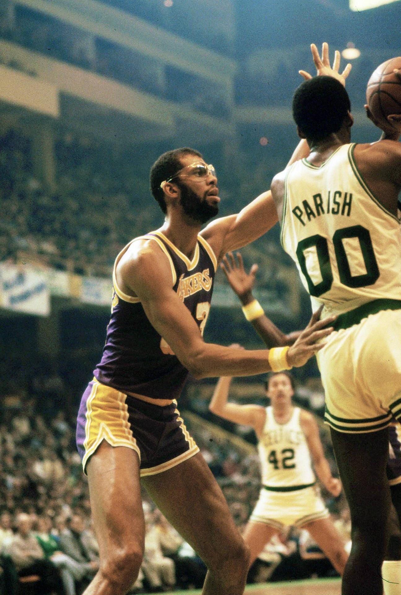 Kareem Abdul-Jabbar spielte ganze 20 Jahre in der NBA (1969 - 89). Bevor er zum Islam konvertierte, hieß er Lewis Alcindor. Sechs Meisterschaften konnte Jabbar erringen, seine erste mit den Milwaukee Bucks, den anderen mit den L.A. Lakers. Markenzeichen des sechsmaligen MVPs war der "Skyhook", ein sehr eleganter Hakenwurf. Diese Technik eignete sich der Center an, weil zu seiner College-Zeit das Dunken verboten war. Bis heute konnte kein Spieler so viele Punkte sammeln wie die Nummer 33.