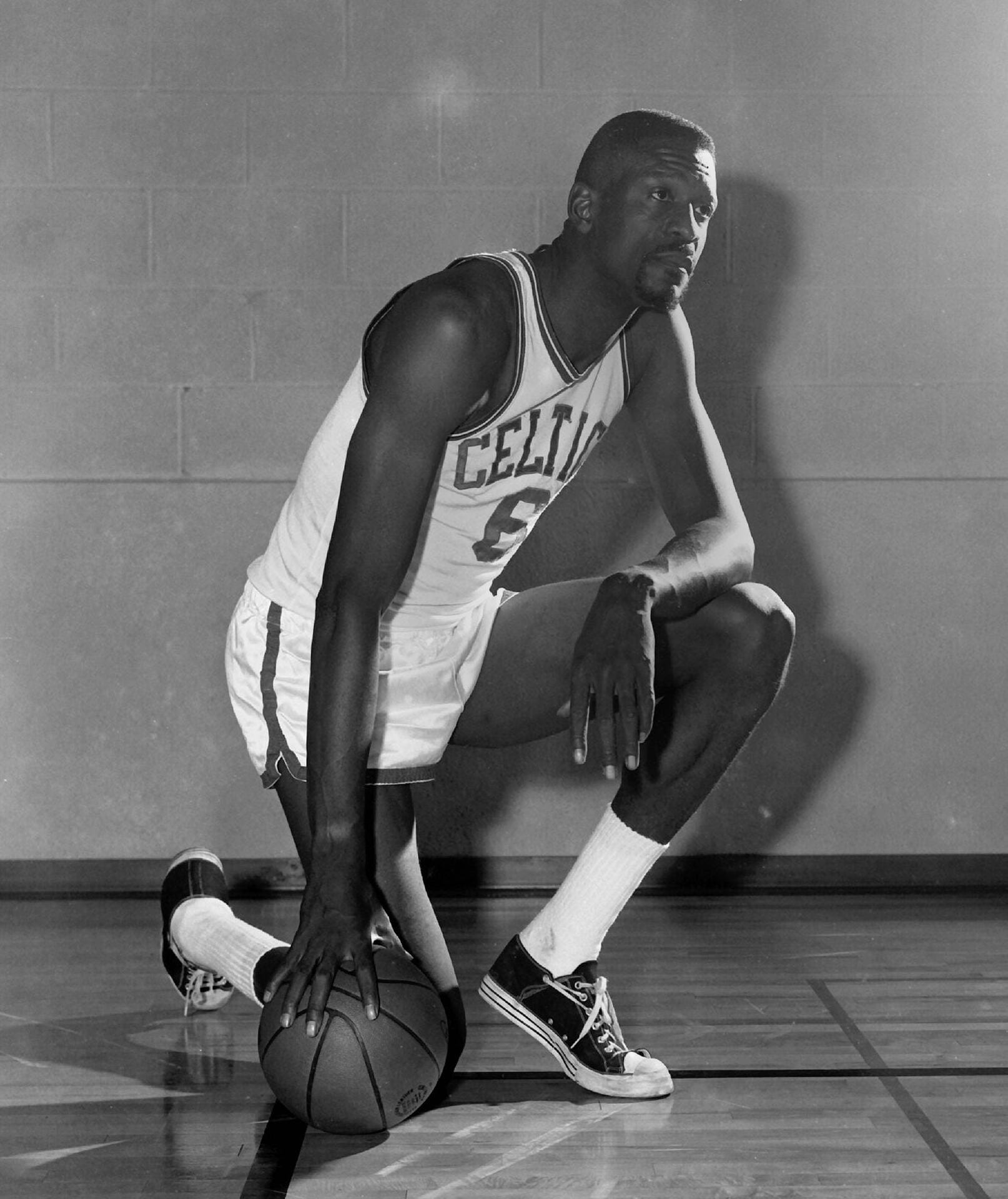Bill Russell (1956 - 69) ist die Center-Legende der frühen Boston Celtics. Unglaubliche elf Meisterschaften gewann die Nummer sechs mit den Kleeblättern, davon acht in Folge. Außer dem exzellenten Verteidiger und Rebounder hat dies keiner geschafft. Bei den letzten beiden Championships war Russell sogar Spielertrainer. Außerdem war er der erste afro-amerikanische Trainer der NBA. Fünfmal wurde Russell MVP der Liga.