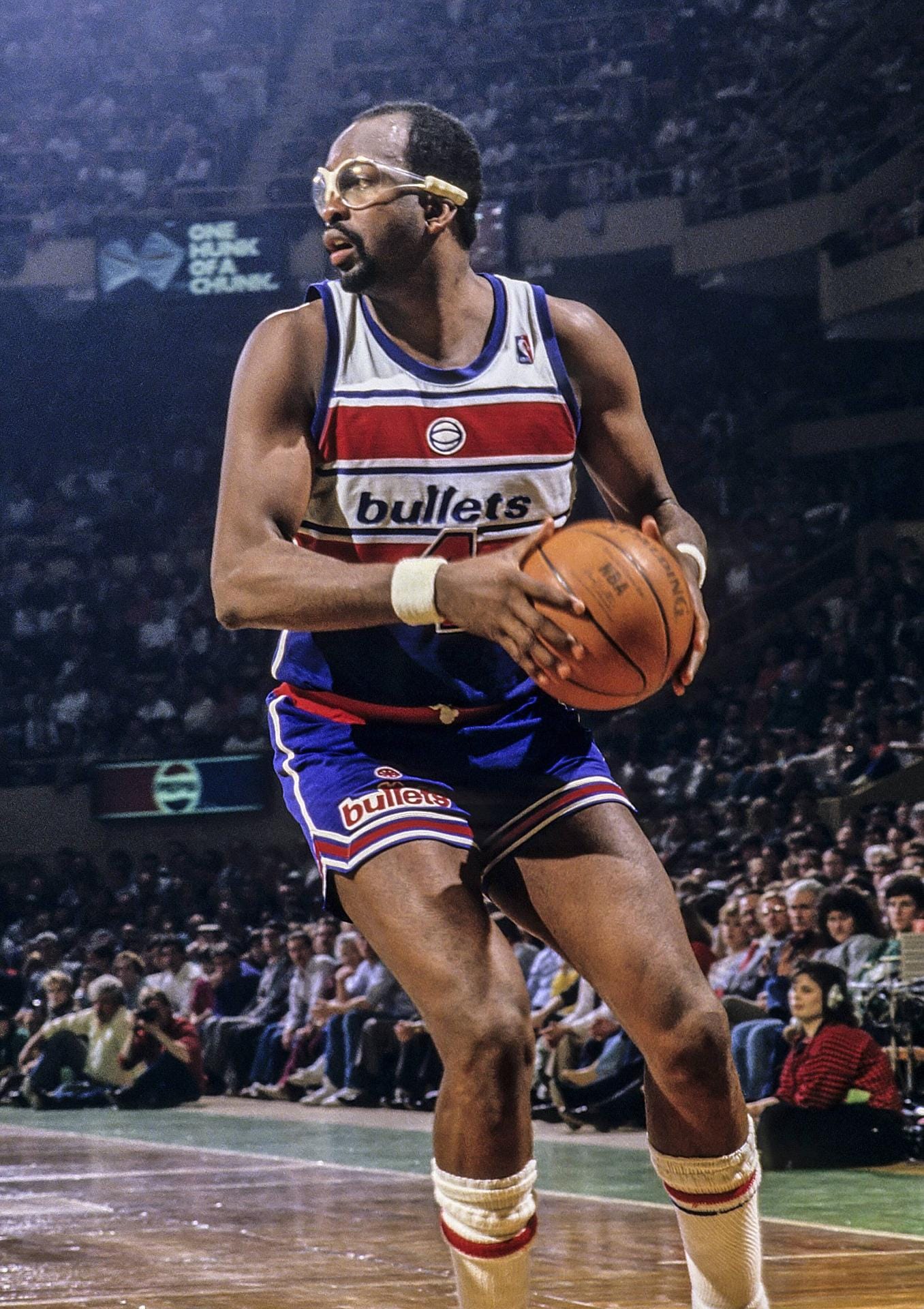 Moses Malone war der erste Spieler, der den direkten Sprung von der Highschool zu den Profis geschafft hat. Zunächst spielte Malone in der ABA, später in der NBA. 1983 gewann er mit den Philadelphia 76ers an der Seite von Julius Erving und Maurice Cheeks den Titel. Außerdem wurde er dreimal MVP (1979, '82, '83). 21 Saisons hielt der Center die Knochen hin. Er war der letzte Aktive, der auch in der ABA gespielt hatte. In seiner Karriere erzielte er durchschnittlich 20,6 Punkte und 12,2 Rebounds pro Spiel.