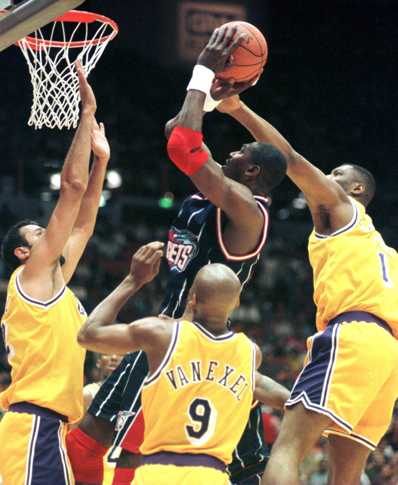 Hakeem "The Dream" Olajuwon war Center-Spieler bei den Houston Rockets und beerbte mit den Texanern die Chicago Bulls nach Jordans erstem Rücktritt als Meister (1994 und '95). Der in Nigeria geborene 2,13-Meter-Mann hatte eine großartige Fußarbeit, die er in seiner Jugend als Fußballer erlernt haben soll. Er ist der einzige Spieler der MVP, Verteidiger des Jahres und Finals-MVP in einer Saison wurde (1994). Keiner hat mehr Würfe geblockt als die Nummer 34 der Rockets (3830).