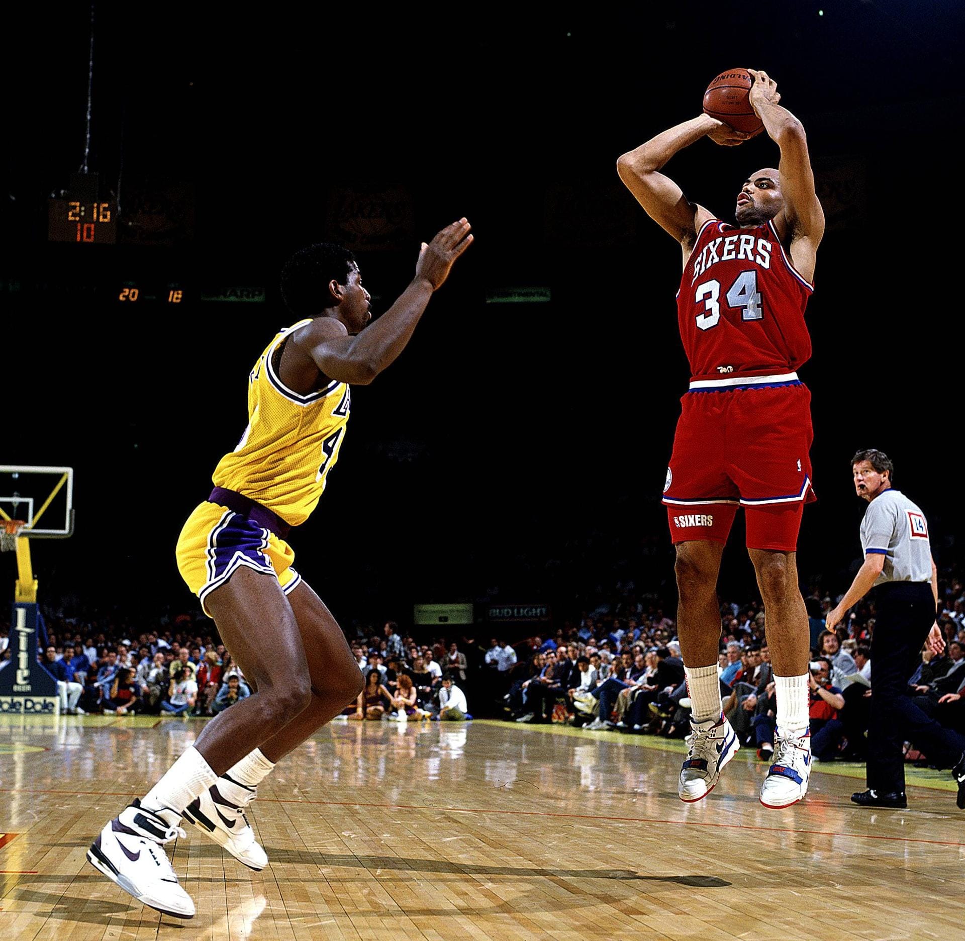 "Sir" Charles Barkley (1984 - 2000) war für einen Power Forward sehr klein (1,98 m). Auch sein Körperbau war nicht gerade der eines Basketball-Spielers. Er selbst sagte, dass er deswegen härter arbeiten musste als andere. Und das tat er auch. Trotz seiner geringen Größe sammelte er 11,7 Rebounds im Schnitt. Barkley war außerdem er ein guter Scorer, der auch von draußen treffen konnte. '93 wurde der charismatische Spieler MVP und führte die Phoenix Suns ins Finale. Aber zum Titel reichte es nie.