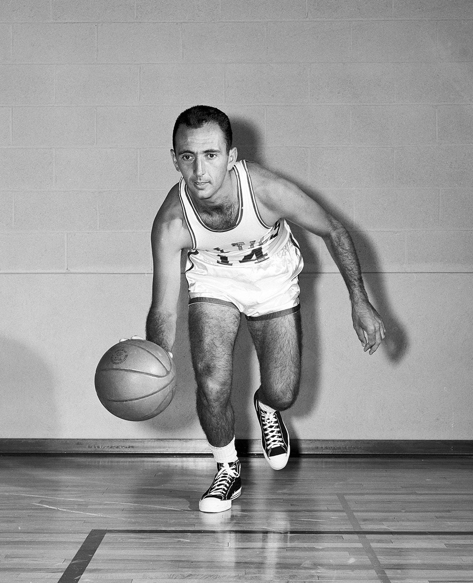 Bob Cousy (1950 - '63, '69 - '70) war der herausragende Aufbauspieler seiner Zeit. Sechsmal gewann er mit seinen Boston Celtics die NBA-Meisterschaft. '57 wurde er zum MVP gewählt. "Mr. Basketball" war ein fantastischer Passgeber und setzte neue Maßstäbe auf der Position des Point Guards. Acht Mal in Folge führte Cousy die Liga in der Kategorie Assists an.