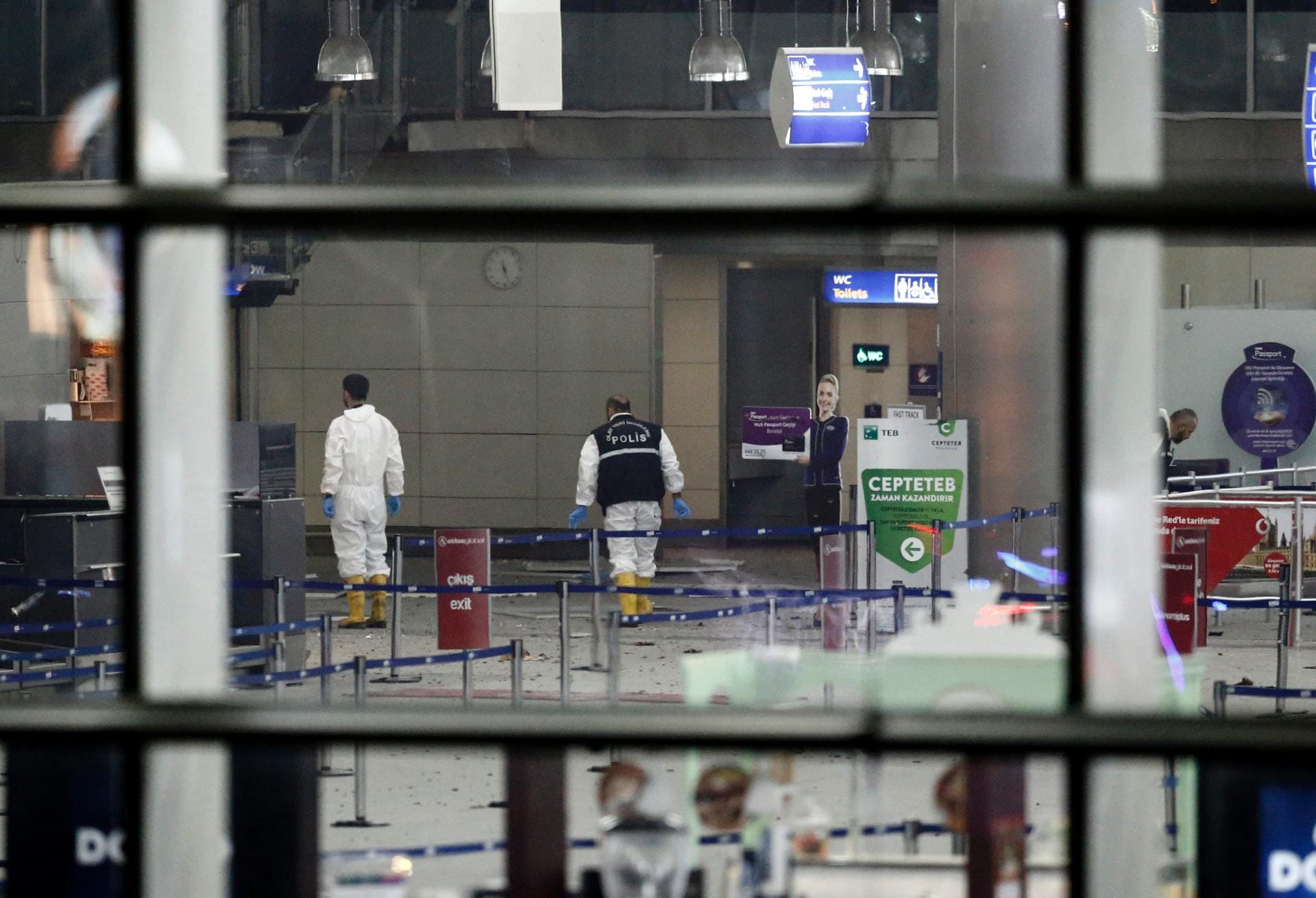 Die Polizei durchsucht das Flughafengebäude. Augenzeugen zufolge bricht nach den Schüssen und Explosionen Panik unter den Fluggästen aus.