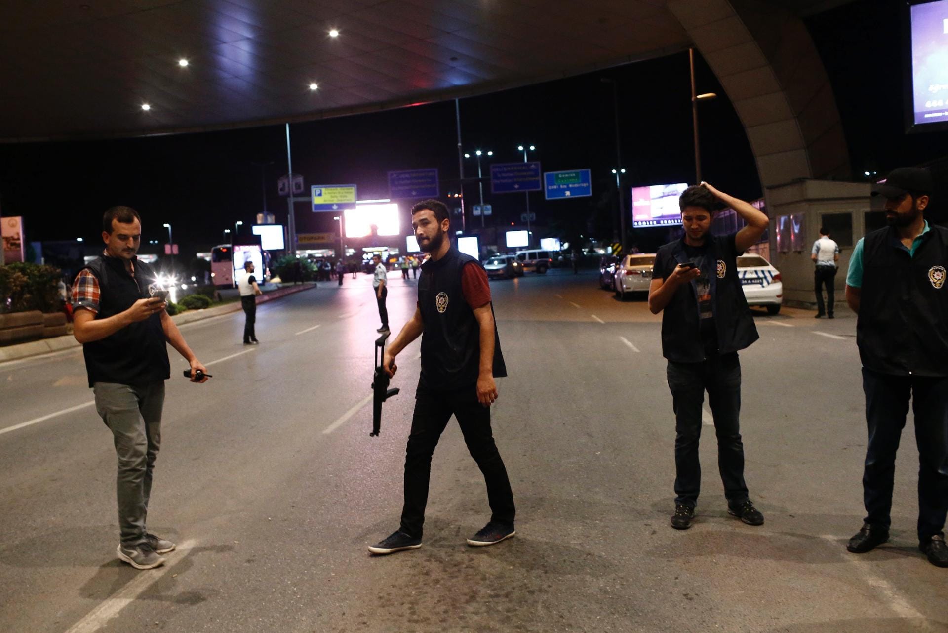 Polizisten riegeln die Straßen rund um den Flughafen ab. In der Türkei hat es in diesem Jahr bereits mehrere Selbstmordanschläge gegeben.