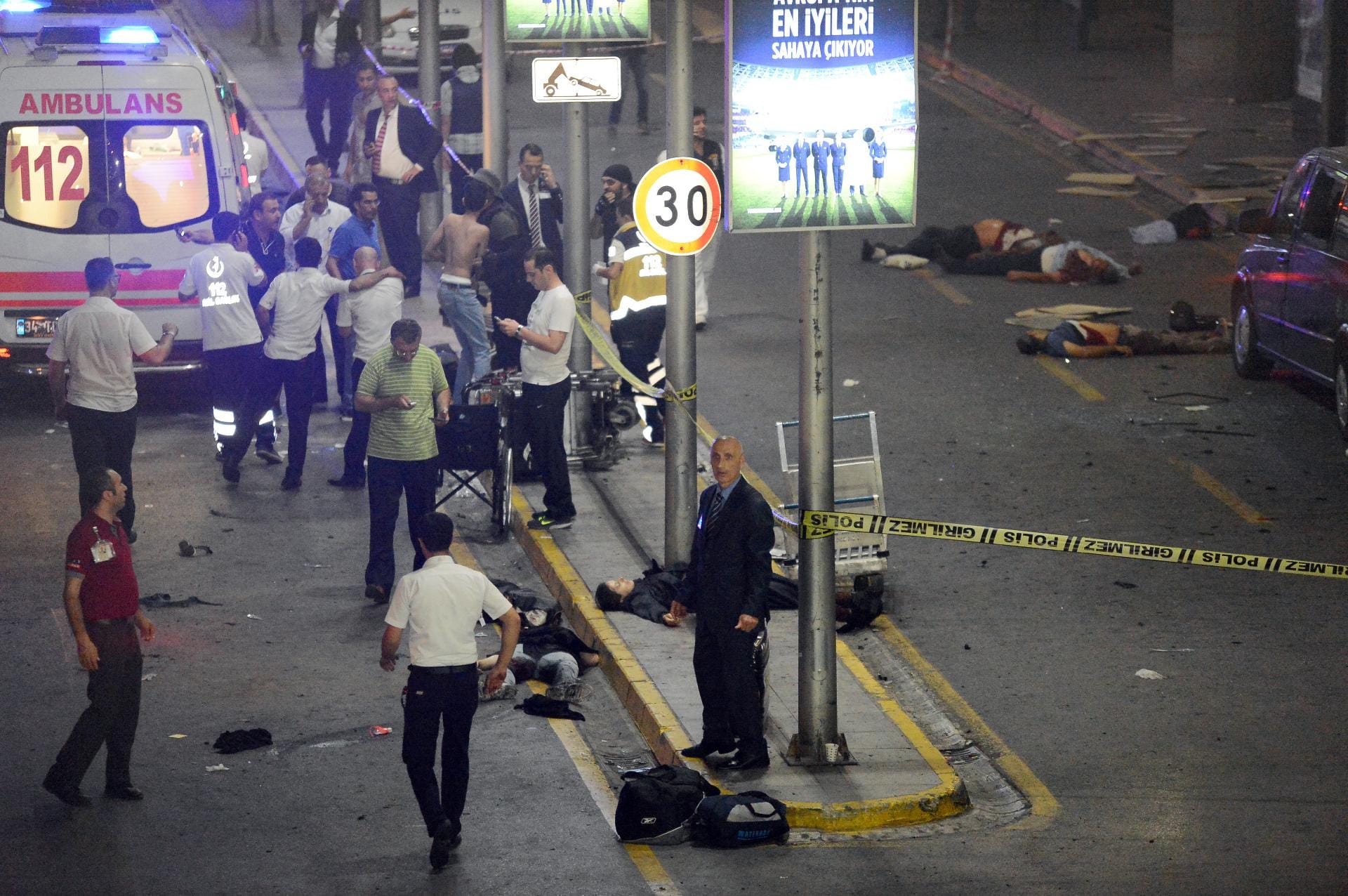 Die türkische Regierung vermutet, dass hinter dem Anschlag die Terrororganisation Islamischer Staat steckt.