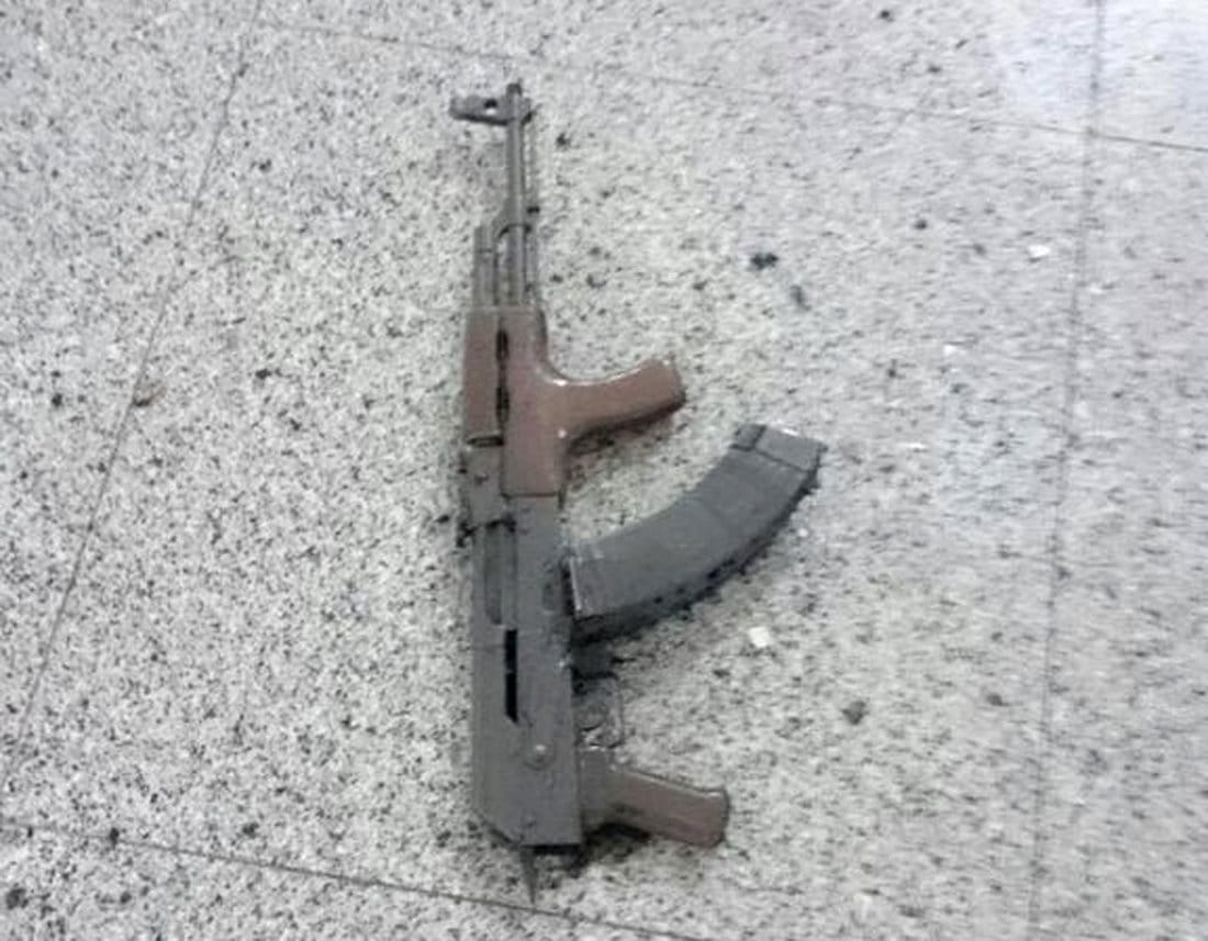Auf dem Boden des Flughafens finden die Ermittler eine Kalaschnikov, mit der möglicherweise einer der Selbstmordattentäter gefeuert hat.