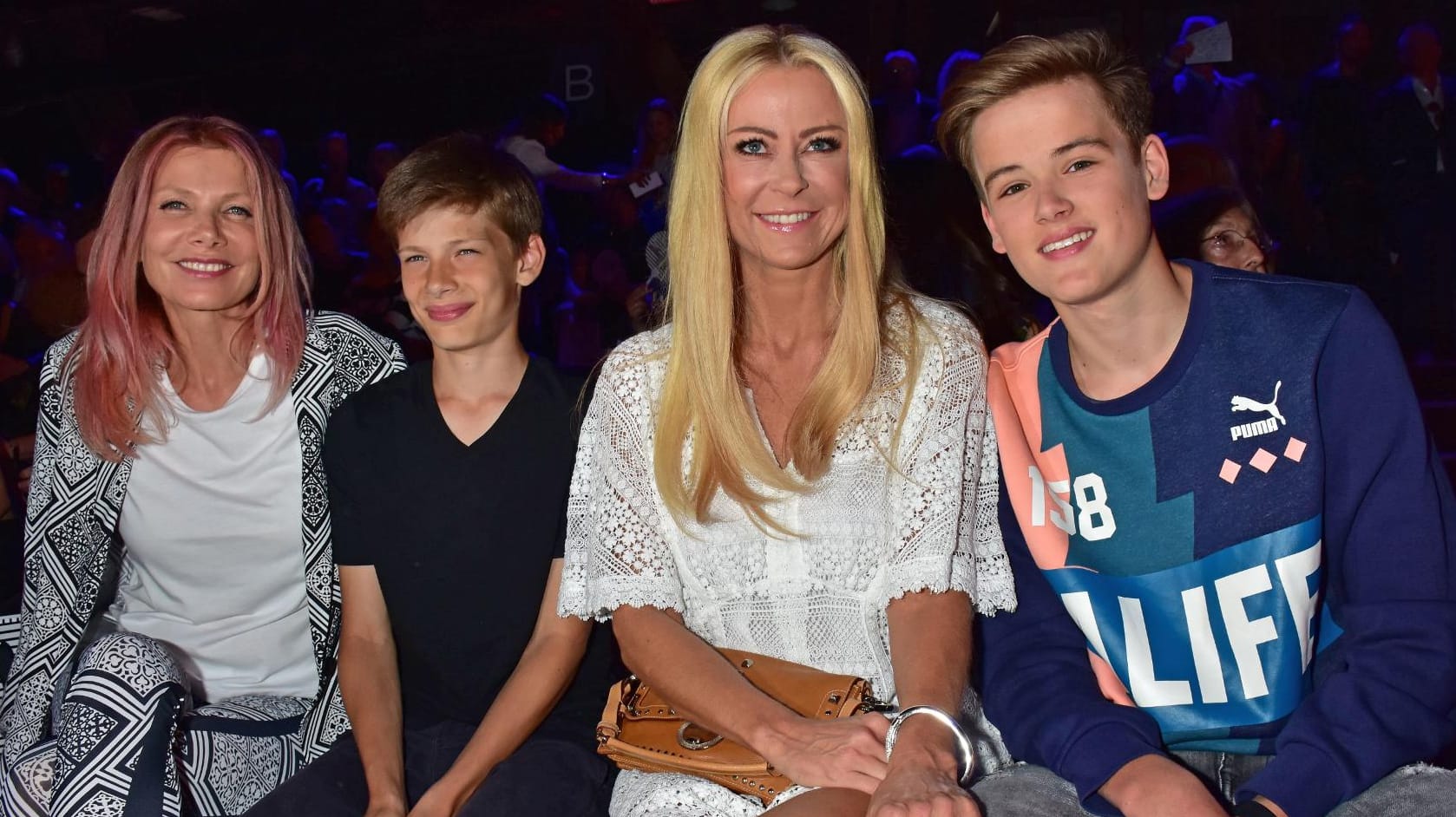 In der ersten Reihe bei der Riani-Modenschau in Berlin: Ursula Karven mit Sohn Liam Taj und Jenny Elvers mit Sohn Paul (v.l.). In der ersten Reihe bei der Riani-Modenschau in Berlin: Ursula Karven mit Sohn Liam Taj und Jenny Elvers mit Sohn Paul (v.l.).