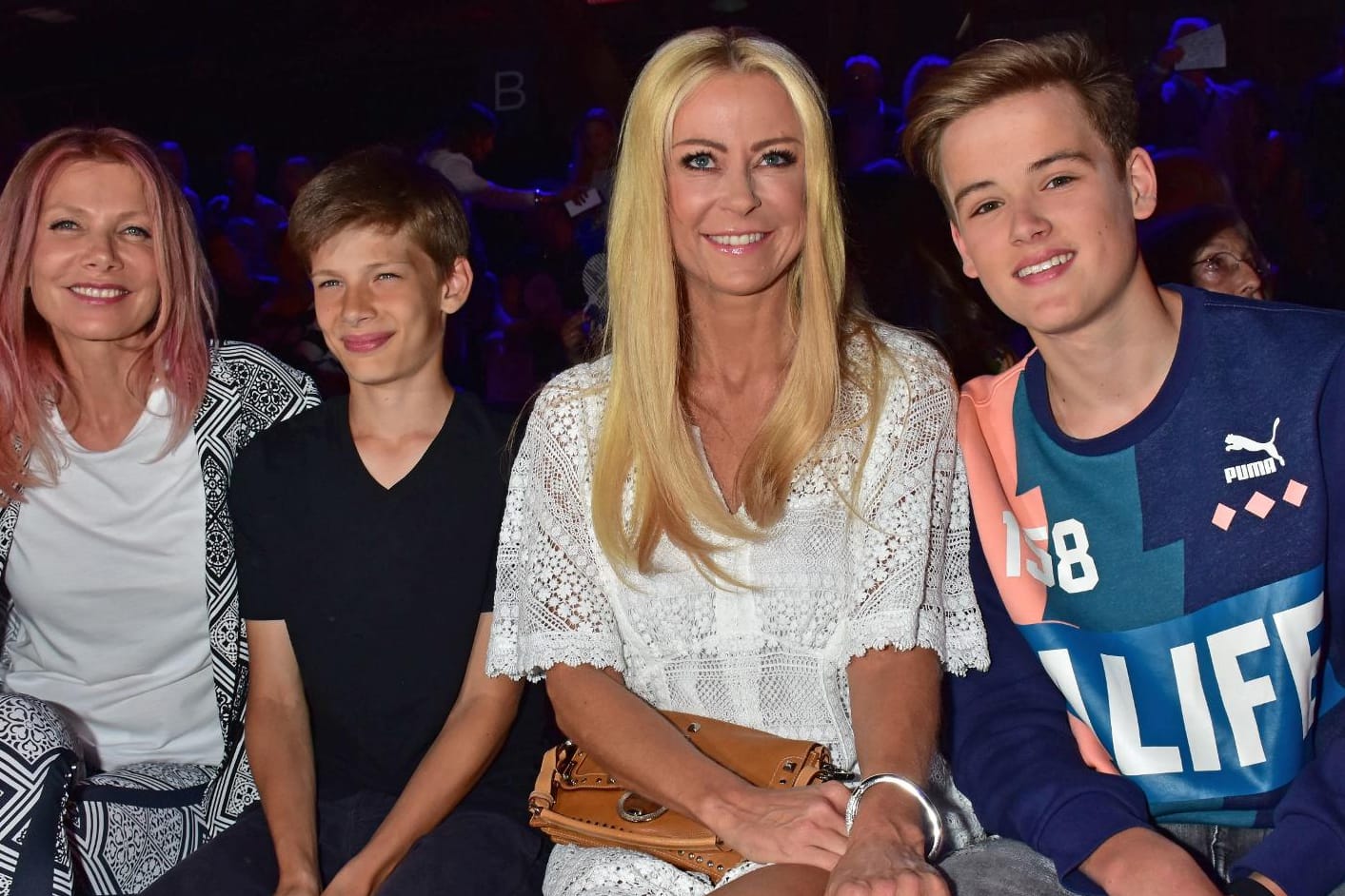 In der ersten Reihe bei der Riani-Modenschau in Berlin: Ursula Karven mit Sohn Liam Taj und Jenny Elvers mit Sohn Paul (v.l.).