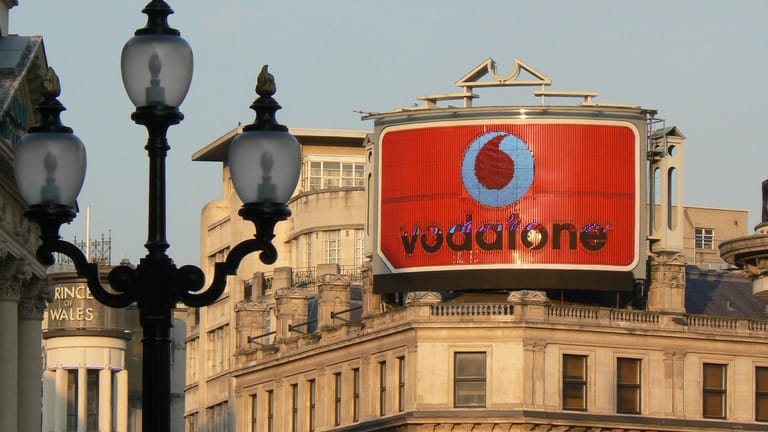 Vodaphone-Werbung am Picadilly Circus in London: Das Brexit-Votum treibt den Mobilfunker um.