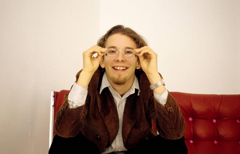 Auch Christian Ulmen hat sich seit seinen Musik-TV-Tagen ganz schön verändert: Als milchgesichtiger Bubi mit halblangen Haaren und Kinnbart präsentierte er Ende der 90er Jahre verschiedene MTV-Sendungen.