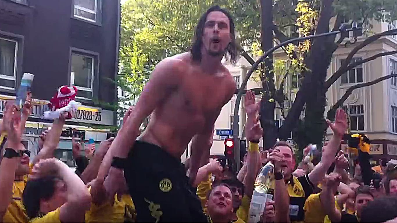 Neven Subotic feiert mit BVB-Fans in Dortmunds Ausgehviertel.