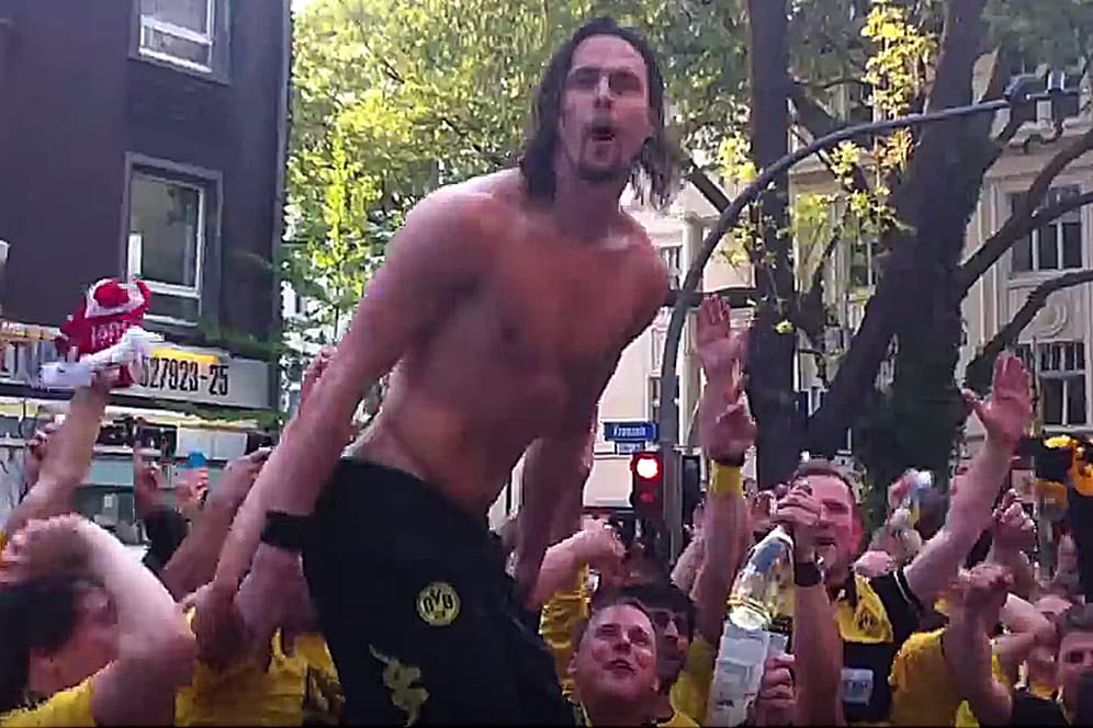 Neven Subotic feiert mit BVB-Fans in Dortmunds Ausgehviertel.