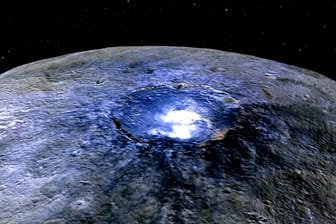 Auf Ceres gibt es über 130 helle Flecken, für die Wissenschaftler bislang keine Erklärung hatten.