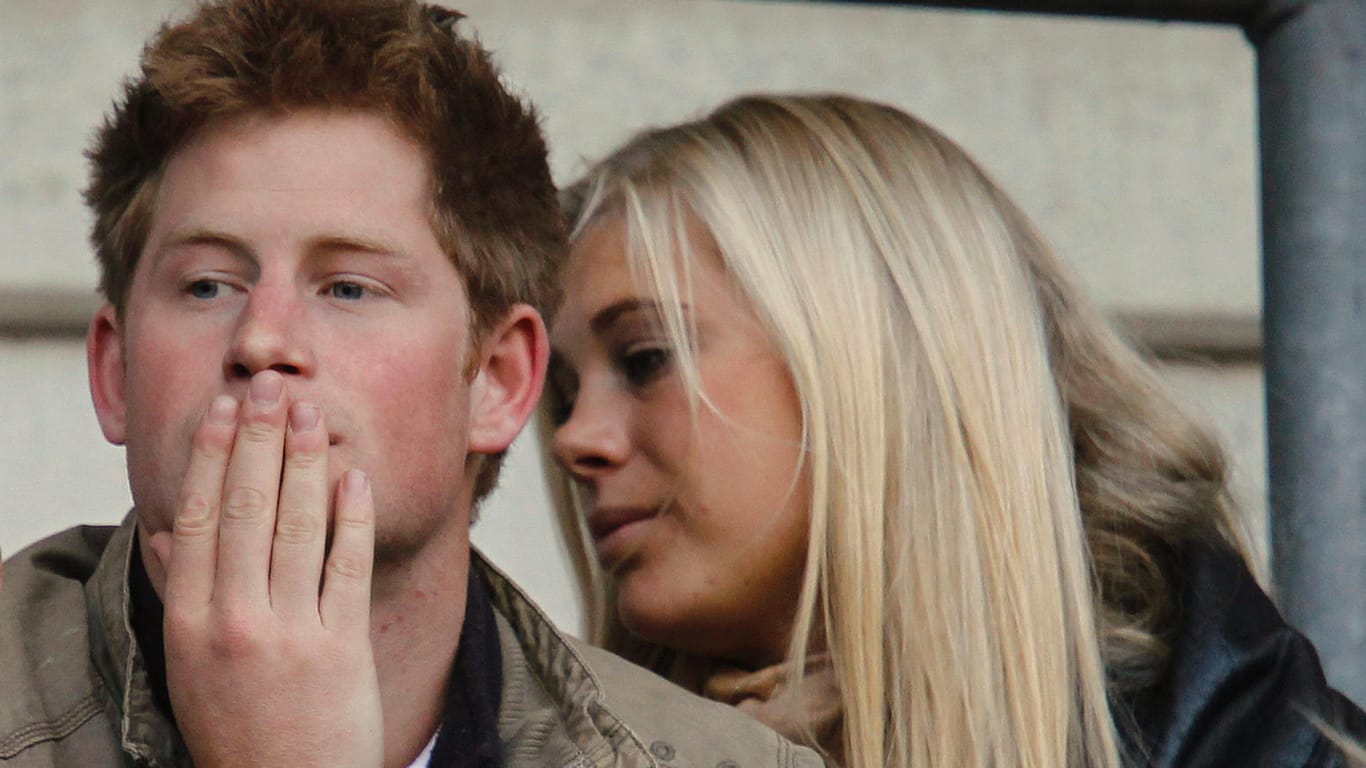 Prinz Harry und seine damalige Freundin Chelsy Davy 2009 bei einem Rugby-Spiel.