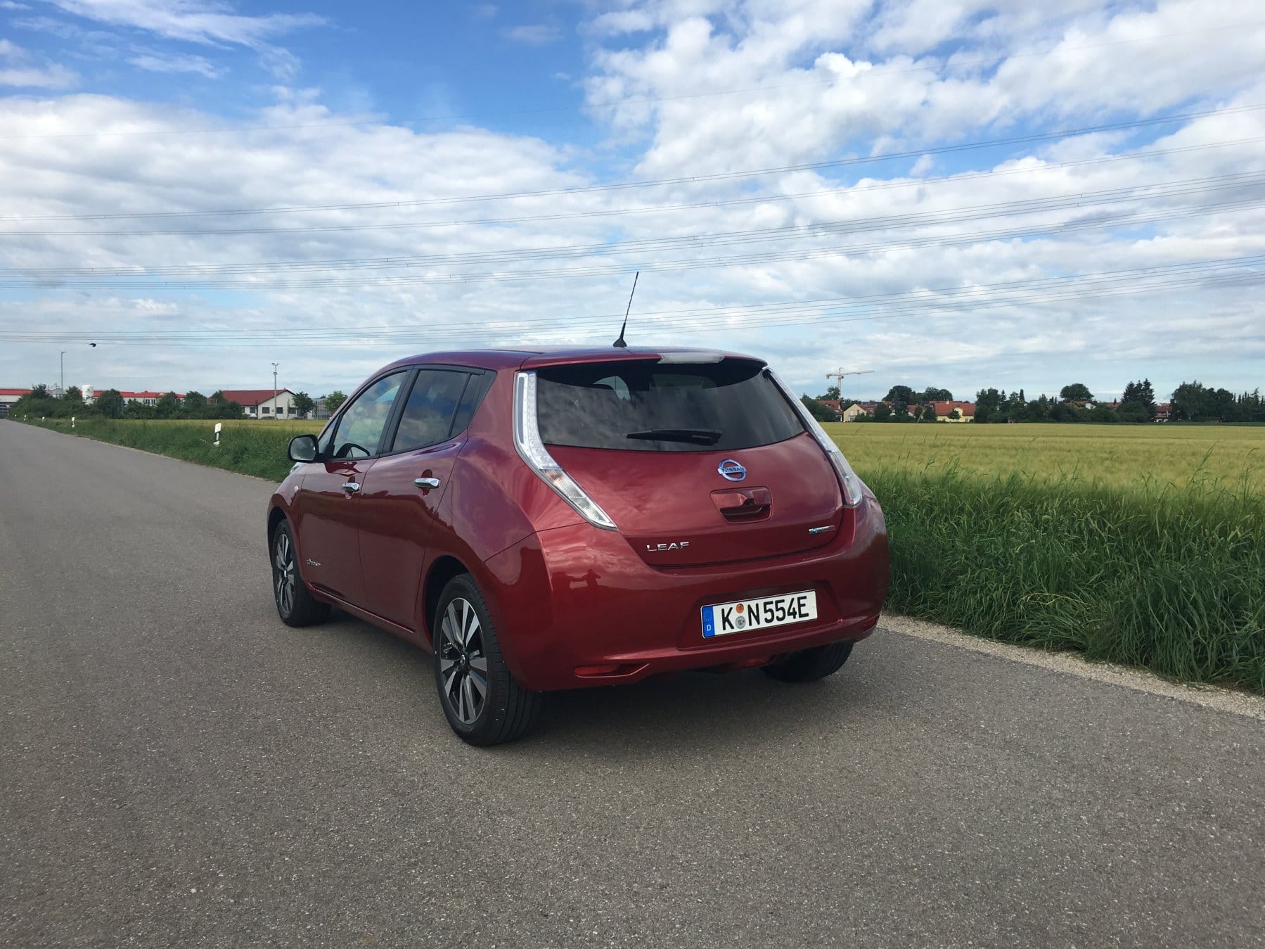 Mit 30 kWh kommt das Elektroauto nun 50 Kilometer weiter - bis zu 250 Kilometer Reichweite sind drin.