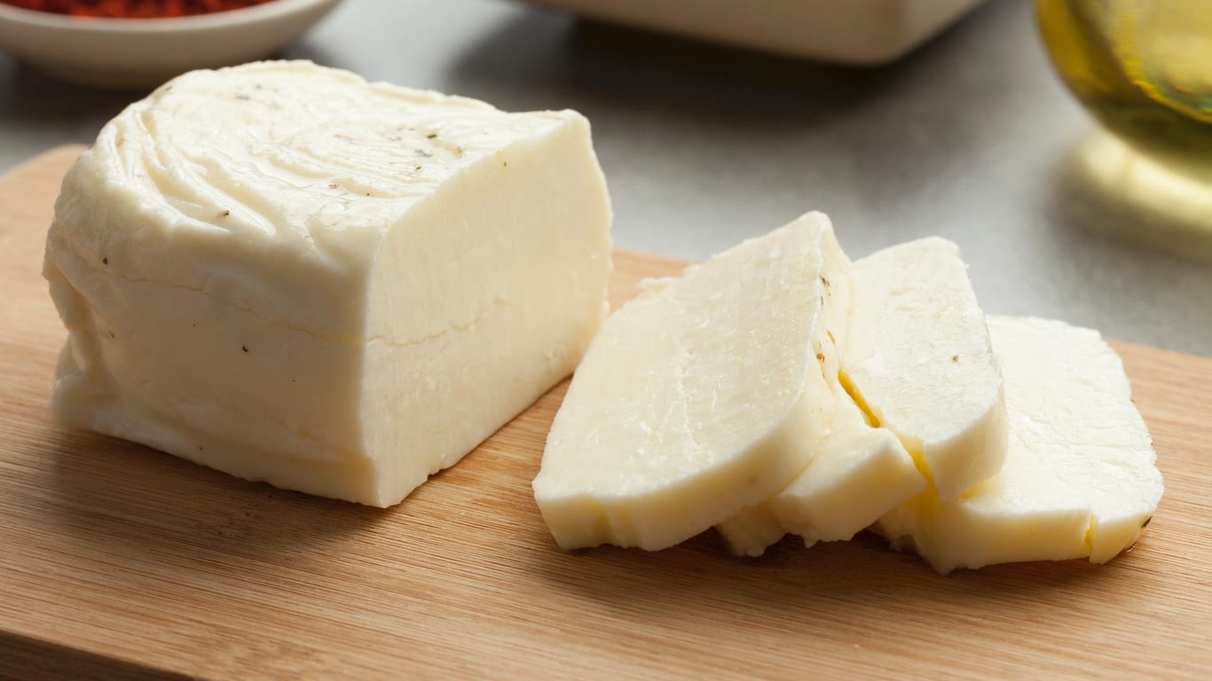 Halloumi: Der Käse lässt sich würzen, marinieren und schließlich braten oder grillen.