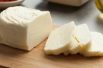 Halloumi: Der Käse lässt sich würzen, marinieren und schließlich braten oder grillen.
