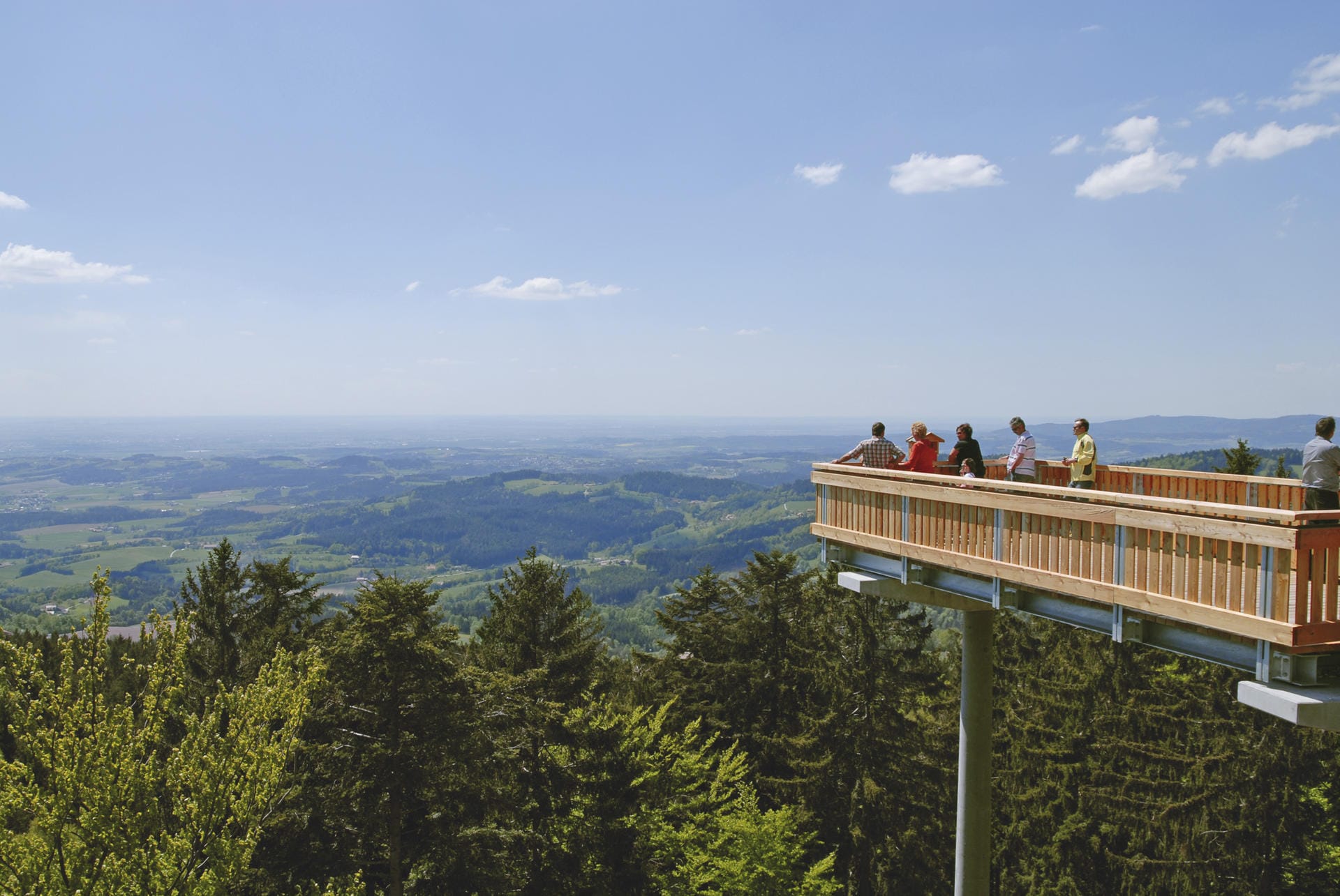 Von der Aussichtsplattform des Waldwipfelwegs in St. Englmar kann man über den Bayerischen Wald und das Donautal blicken.