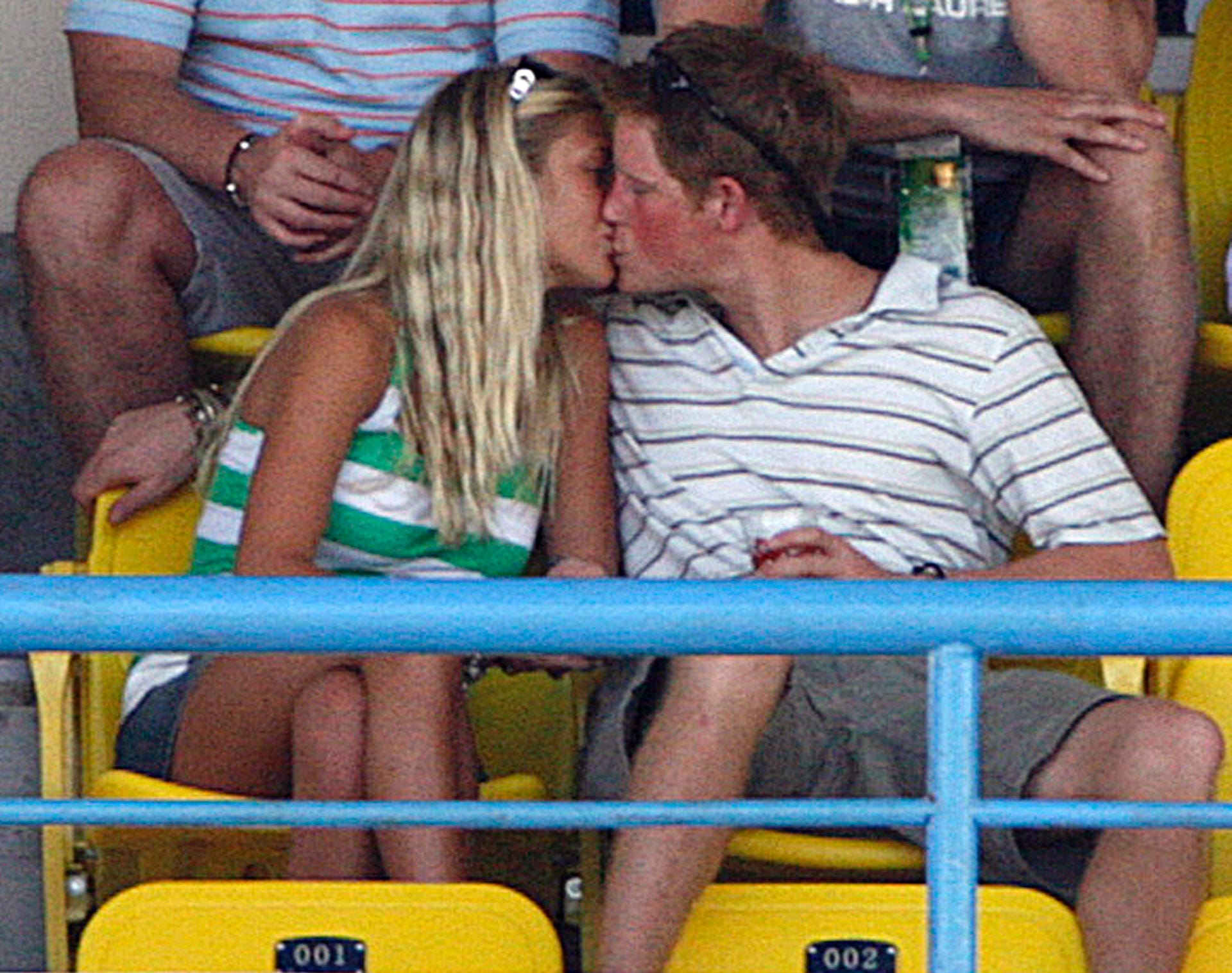 Ein öffentlicher Kuss für Chelsy: Prinz Harry und seine damalige Freundin beim Cricket-World-Cup im April 2007. Der Prinz und die Blondine waren - mit Unterbrechungen - von 2004 bis 2011 ein Paar.