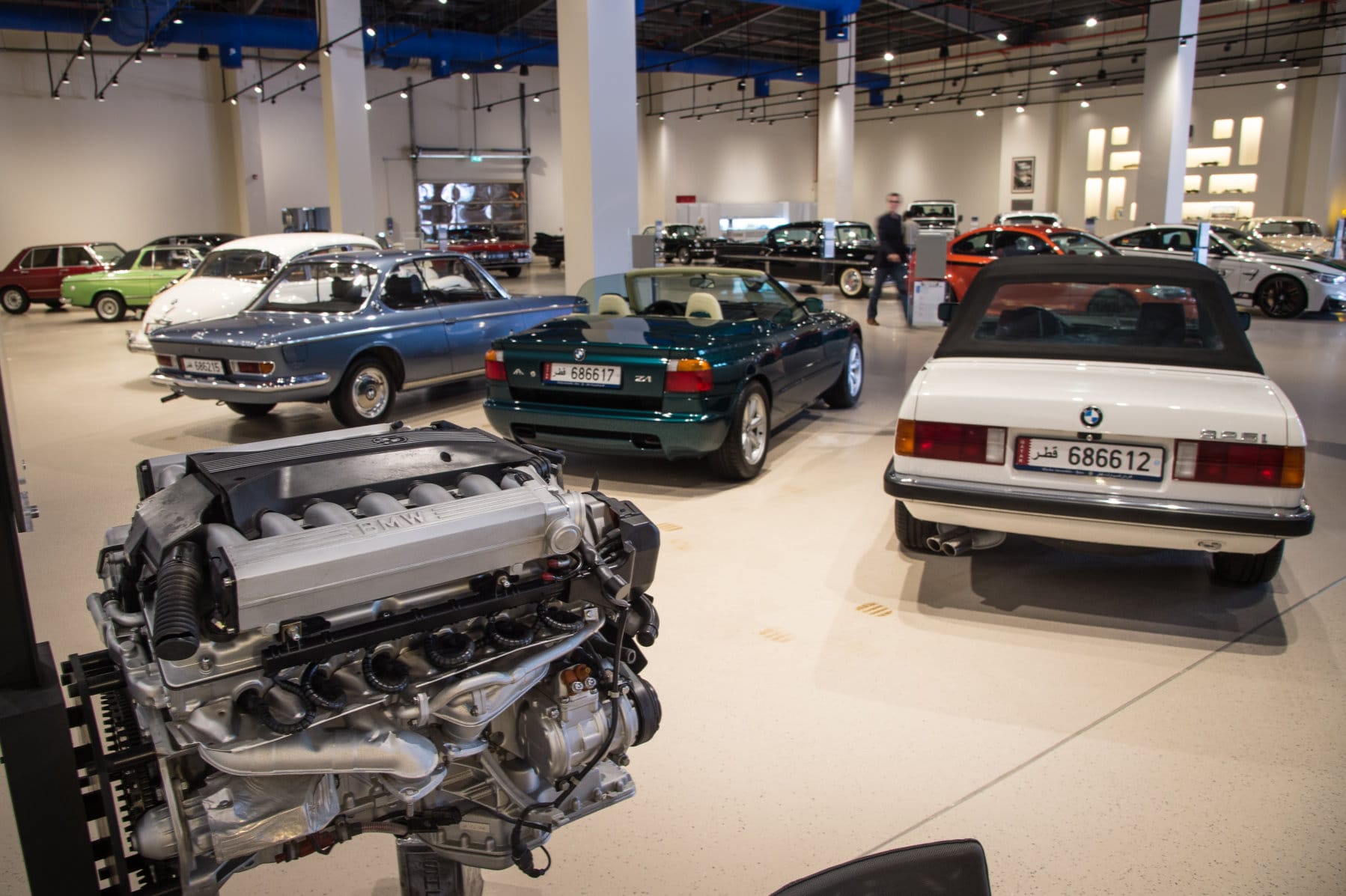 Omar Alfardan importiert auch Modelle von BMW ins Wüstenemirat. Da dürfen Autos aus Bayern auch in seiner Sammlung nicht fehlen. Mit dabei ist ein grüner BMW Z1. Roadster dieses Typs wurden zwischen 1989 und 1991 gebaut.
