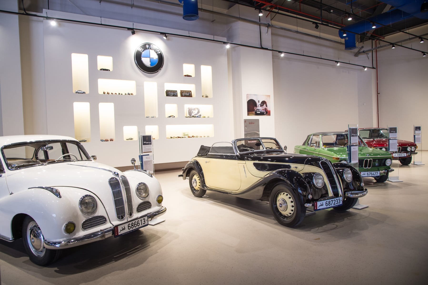 Ein Highlight der Sammlung ist ein ein 1938-er BMW 327 Cabriolet (2. Auto von links).